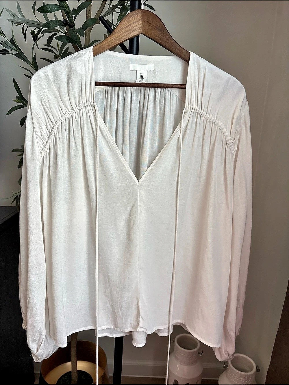 H&M V-Neck Blouse in White Size Medium